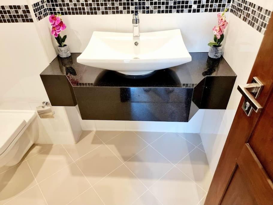 Three Bedroom Luxury Apartment *